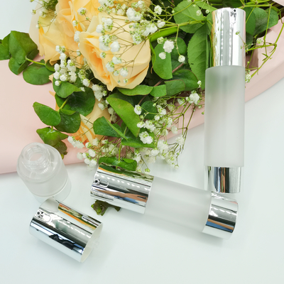 Fabrikpreis-glänzende silberne Farbe 15ml, 30ml, 50ml Skincare, das luftlose Luxusflasche 2022 verpackt