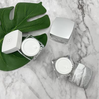 Schwarze kosmetische Plastikgläser sahnen kundengebundene Farbe gestreckten Winkels 15g 50g Rand